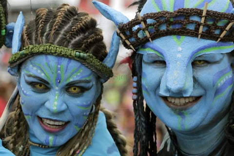 Integrantes de una comparsa desfilan hoy, s&aacute;bado 14 de febrero de 2015, durante la Batalla de Flores, desfile con el que arranca el carnaval en Barranquilla (Colombia).