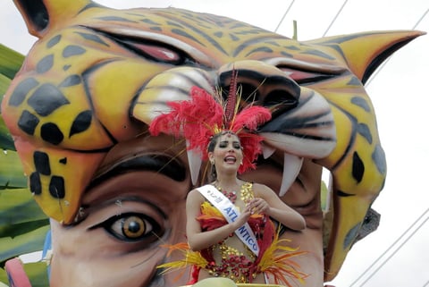 La se&ntilde;orita Atl&aacute;ntico 2014, Mayra Alejandra De Le&oacute;n, desfila hoy, s&aacute;bado 14 de febrero de 2015, durante la Batalla de Flores, desfile con el que arranca el carnaval en Barranquilla (Colombia).