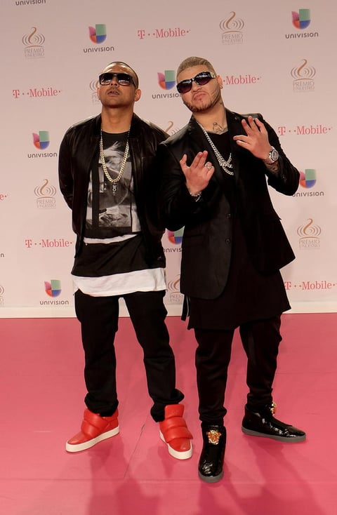 Sean Paul (izq) junto al puertorriqueño Farruko (der) a su llegada a la entrega.