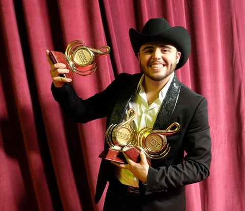 Gerardo Ortiz presumiendo sus tres premios. Fue el ganador en la categoría de disco del año.