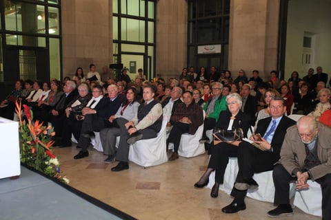 La se&ntilde;ora Mercedez Sanz de Ling, y sus hijos H&eacute;ctor Adri&aacute;n y Federico Alonso, recibieron a los invitados y agradecieron la presencia de cada uno de ellos.