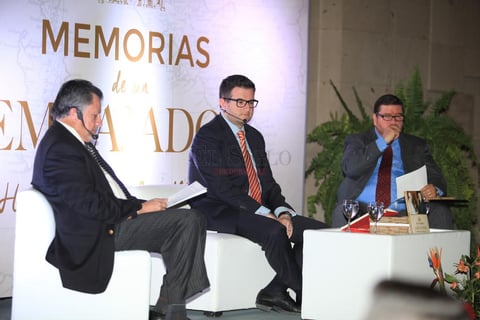 Poco despu&eacute;s de las 19:00 horas del viernes, las miradas se dirigieron hacia el escenario donde el maestro &Oacute;scar Jim&eacute;nez Luna, el qu&iacute;mico Luis Alfredo Rangel Pescador y el maestro Federico Alonso Ling Sanz Cerrada, fungieron como presentadores de la obra que re&uacute;ne las vivencias del se&ntilde;or H&eacute;ctor Ling.