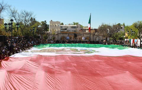 Elementos de la D&eacute;cima Zona Militar presentaron en la plancha de la plaza la Bandera Monumental.