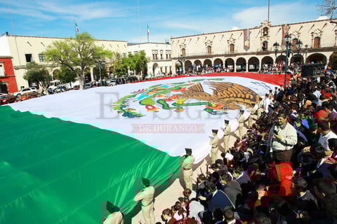 Elementos de la D&eacute;cima Zona Militar presentaron en la plancha de la plaza la Bandera Monumental.