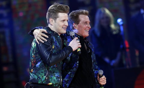 Cuando llevaba casi 40 minutos de espect&aacute;culo, Emmanuel present&oacute; a su hijo Alexander, quien se sent&oacute; frente a un piano para cantar Solo mientras el p&uacute;blico le gritaba al reconocido cantante mexicano suegro, suegro.