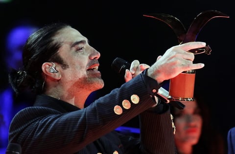 Acompa&ntilde;ado de un mariachi, &ldquo;El Potrillo&rdquo; cant&oacute; temas como M&aacute;talas y &iquest;D&oacute;nde vas tan sola?, entre otras, tras lo cual recibi&oacute; los dos reconocimientos del p&uacute;blico vi&ntilde;amarino, conocido como &ldquo;El Monstruo&rdquo; de la Quinta Vergara.