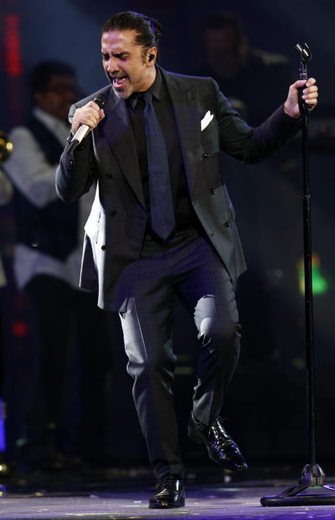 Adem&aacute;s incluy&oacute; Hoy tengo ganas de ti, de Miguel Gallardo, y Te amar&eacute;, que populariz&oacute; Miguel Bos&eacute;, en una presentaci&oacute;n que fue acompa&ntilde;ada en todo momento por las 15 mil personas que asistieron esta noche a la Quinta Vergara.