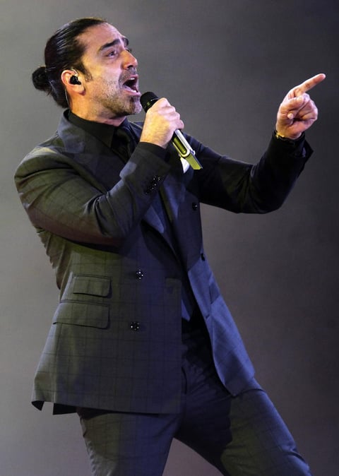 Alejandro Fern&aacute;ndez fue el encargado de abrir la tercera jornada del certamen musical con el tema Concavo y convexo, del brasile&ntilde;o Roberto Carlos, de cuyo repertorio tambi&eacute;n cant&oacute; Desahogo.