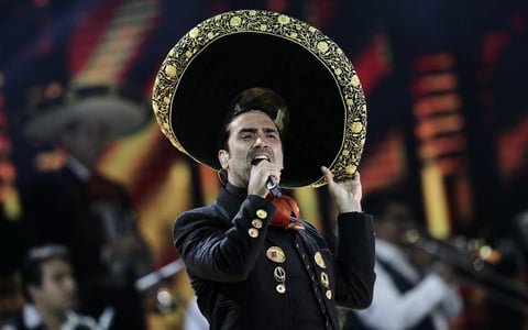 Los cantantes mexicanos Emmanuel y Alejandro Fern&aacute;ndez protagonizaron la &ldquo;noche mexicana&rdquo; del Festival Internacional de la Canci&oacute;n de Vi&ntilde;a del Mar, int&eacute;rpretes que fueron premiados por el p&uacute;blico con las gaviotas de Plata y Oro.