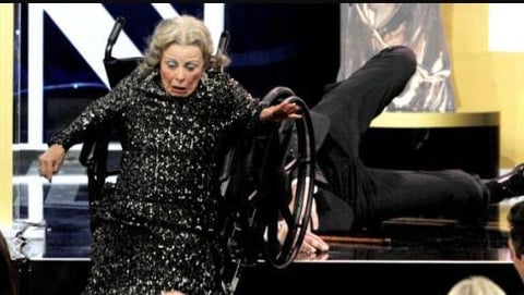 Usuarios han comparado a Madonna con la ca&iacute;da de algunas personas mayores.