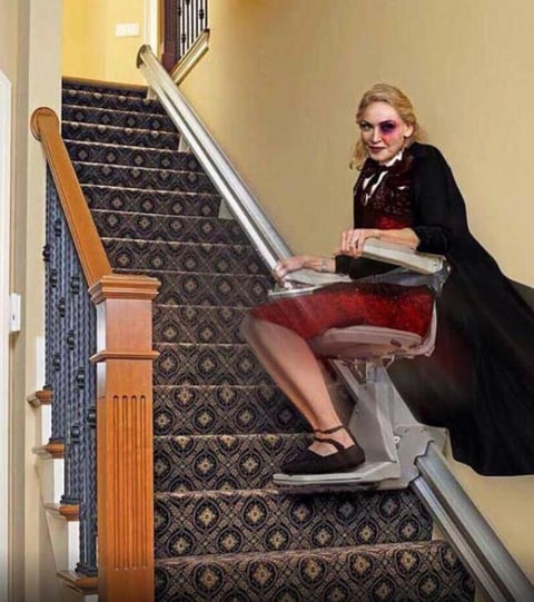 Madonna se cay&oacute; en el escenario de los Brit Awards durante su interpretaci&oacute;n del tema Living For Love, lo que le ha costado varias im&aacute;genes de burla.