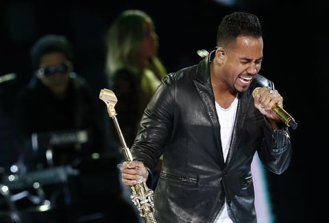 &ldquo;El rey de la bachata&rdquo;, que sali&oacute; vestido de cuero y con playera blanca, comenz&oacute; su espect&aacute;culo con el tema &ldquo;Inocente&rdquo; en medio de un griter&iacute;o ensordecedor.