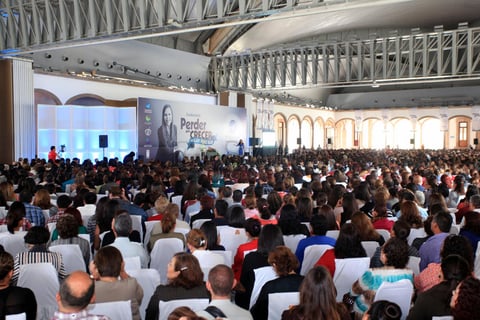 El Centro Cultural y de Convenciones Bicentenario lució a su máximo esplendor con cientos de duranguenses que arribaron al lugar.