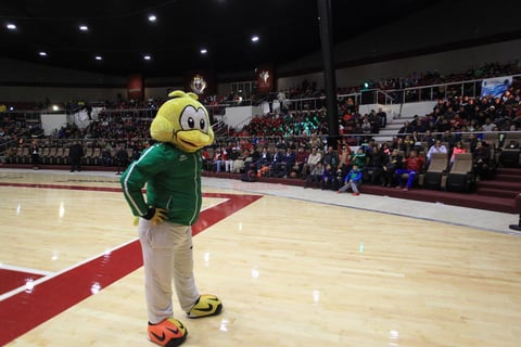 Mientras que el Pollo Vaquero se encarg&oacute; de la animaci&oacute;n de los presentes, adem&aacute;s de las participaciones de la "Marching Band" y grupo de animaci&oacute;n de la UJED le pusieron ritmo a la noche.