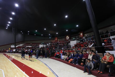 Con las ahora butacas en lugar de asientos de cemento y con una duela que luci&oacute; como en los grandes a&ntilde;os, se llev&oacute; acabo la reinaguraci&oacute;n del Auditorio del Pueblo, en donde las autoridades municipales, estatales, universitarias y tecnol&oacute;gicas se encargaron del protocolo.