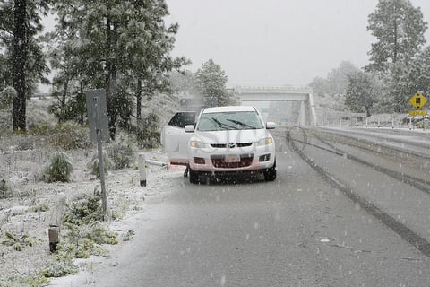 Algunos automovilistas se tomaron el tiempo para detenerse y realizar fotograf&iacute;as de este fen&oacute;meno.