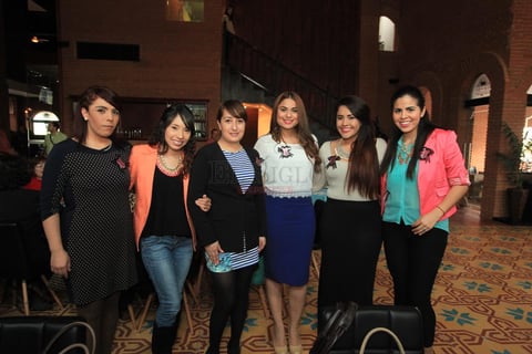 a novia en compañía de sus futuras damas.