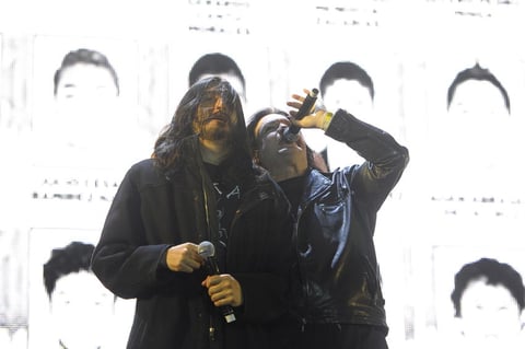 La Cuca y Caifanes se presentaron el sábado en el escenario del Foro Sol en el Vive Latino 2015, haciendo un llamado para que esclarezca la desaparición de los 43 normalistas de Ayotzinapa.