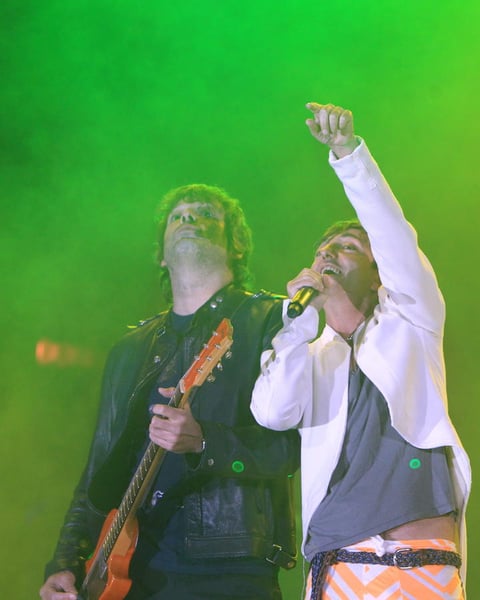 Adrián Dárgelos y Mariano Domínguez Carca, integrantes de los Babasónicos dieron todo a sus fans en el escenario del Vive Latino 2015.