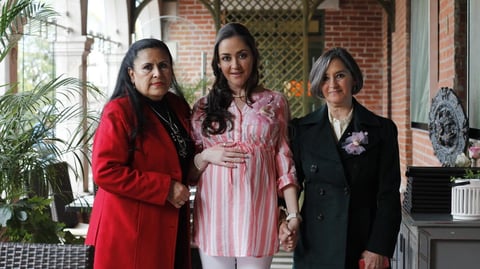 Con las organizadoras, su suegra, Bertha Alicia Niebla de Cazares y  su mamá, María Esthela Lucatero Carranza.