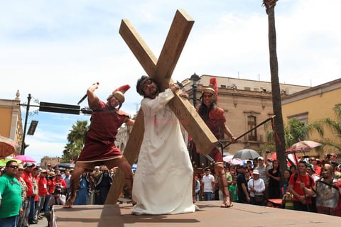 Cientos de feligreses presenciaron y siguieron el recorrido del Viacrucis.