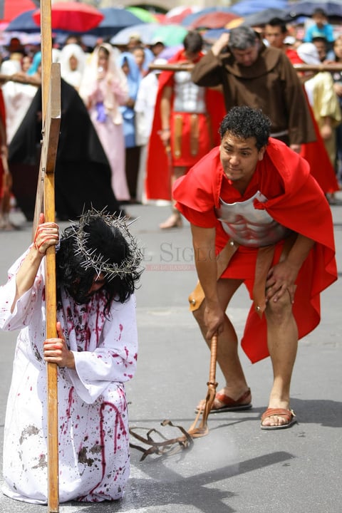 El v&iacute;a crucis inici&oacute; poco despu&eacute;s de las 11 de la ma&ntilde;ana