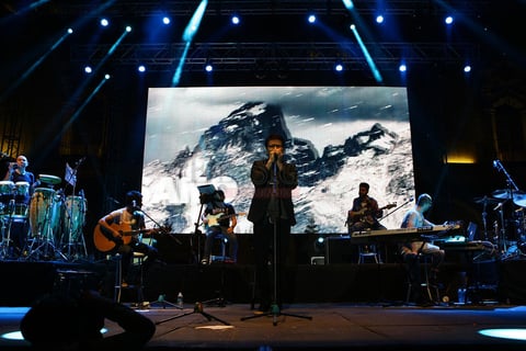 Inmediatamente sus seguidores se le unieron en la canci&oacute;n &lsquo;El aire de tu casa&rsquo;, que se desprende de uno de sus m&aacute;s recientes materiales discogr&aacute;ficos.