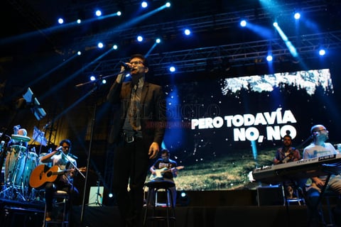 A las primeras notas del tema &lsquo;Ayer ye vi... fue m&aacute;s claro que luna&rsquo;, varios asistentes sacaron sus tel&eacute;fonos celulares para grabar la interpretaci&oacute;n del sonorense.