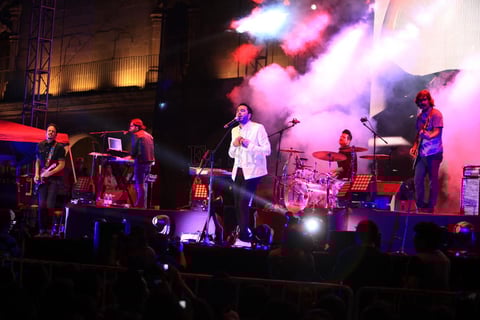 De pronto, la atm&oacute;sfera cambi&oacute; para recibir al amor y algunos corazones rotos con el tema 'Donde te perd&iacute;', uno de los favoritos de la noche.