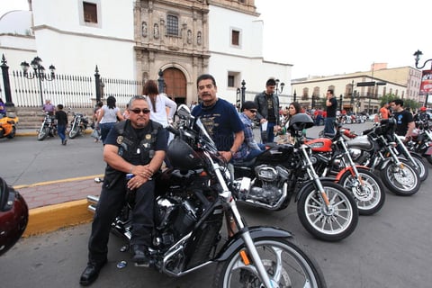 Motociclistas locales, nacionales y extranjeros que participan en la Semana de la Moto 2015, tomaron el centro hist&oacute;rico de la ciudad de Durango para cerrar con broche de oro su estancia de dos d&iacute;as en esta capital.