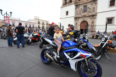 Desde los m&aacute;s grandes, hasta los m&aacute;s peque&ntilde;os, convivieron con los bikers y su motocicletas que iban rumbo a Mazatl&aacute;n en la Semana de la Moto 2015.