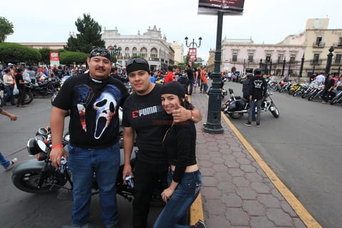 Cientos de familias duranguenses disfrutaron de las motos en la Plaza de Armas.