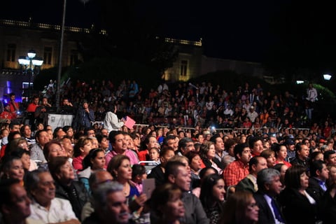 Los m&uacute;sicos agradecieron las muestras de cari&ntilde;o y comenzaron a descender del escenario, pero ante el grito de "otra, otra, otra", regresaron para complacer al p&uacute;blico y decir adi&oacute;s con 'Chulos ojos'.