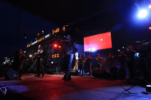 El fin se acercaba y con un cielo iluminado por los fuegos artificiales, el Mariachi Gama1000 "enchin&oacute; la piel" al grito "&iexcl;Viva M&eacute;xico! &iexcl;Viva Durango!" mientras al fondo se escuchaba el tema 'M&eacute;xico lindo y querido'.