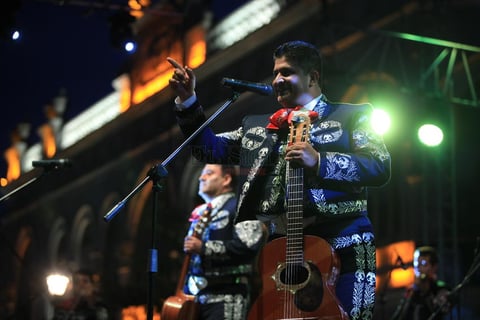En el repertorio no pudieron faltar los cl&aacute;sicos 'Si nos dejan' y 'Cielo rojo', as&iacute; como las populares 'Para qu&eacute; me haces llorar', 'Estos celos' y 'Yo no fui'.