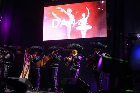 La fiesta de las artes continu&oacute; con temas como '&Aacute;rboles de la barranca', 'Ac&aacute; entre nos', 'Sin verte' y 'Ella', a las que la audiencia se uni&oacute; en los coros sin dudarlo.