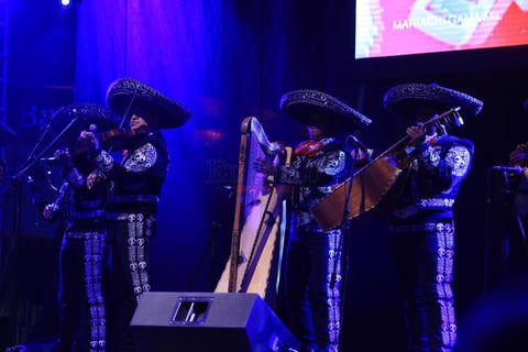 "Es un gusto estar esta noche con todos ustedes, de verdad, de todo coraz&oacute;n", dijo uno de los vocalistas en la noche donde las guitarras, trompetas, violines, vihuela, guitarr&oacute;n, arpa y voces fueron los protagonistas.