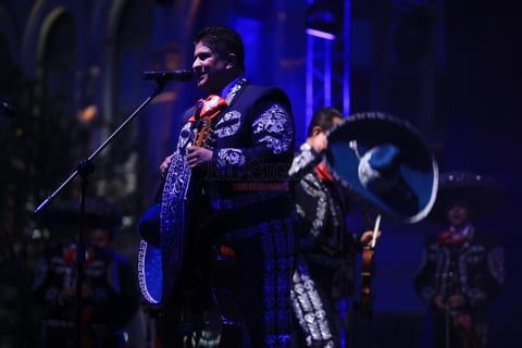 'El viajero', 'Mar&iacute;a Chuchena' y 'El cihualteco' fueron de las primeras canciones que el p&uacute;blico proveniente de diferentes estados dela Rep&uacute;blica Mexicana disfrut&oacute; durante el concierto de clausura.