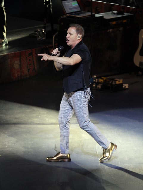 El cantante se despidi&oacute; a las 22:38, pero volvi&oacute; al escenario para culminar su concierto con los temas 'No basta' y 'Un buen perdedor'.