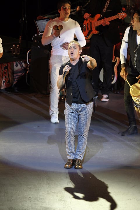 Durante su show, De Vita se acompa&ntilde;&oacute; de ocho de los mejores m&uacute;sicos.