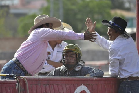 Esta prueba consiste en que las amazonas deben de rodear tres barriles, puestos sobre la arena, dos por la derecha y uno por la izquierda o viceversa, seg&uacute;n sea la decisi&oacute;n de la barrilera.