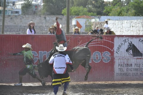 Al grito de puerta, la puerta del caj&oacute;n uno y tres del Lienzo Charro se abrieron, "Songui" cay&oacute;, mientras que H&eacute;ctor se mantuvo los ocho segundos.