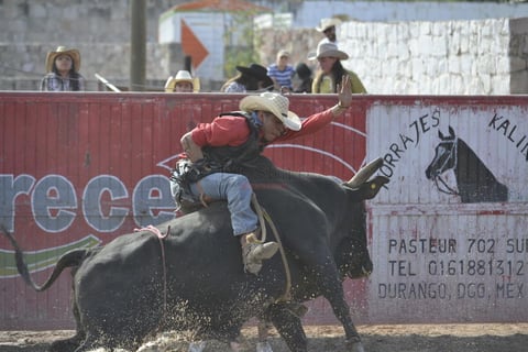 En una tarde donde la gente de a caballo y amantes del rodeo se dieron cita para presenciar una competencia de alto nivel.