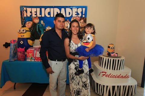 Con sus papás Mónica Chavira y Ulises Meraz.