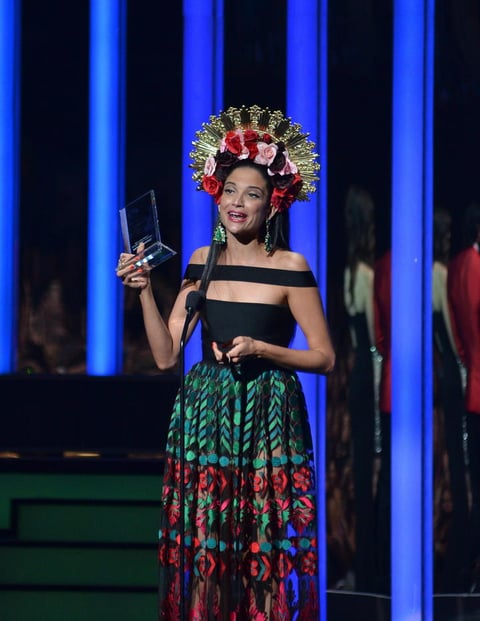 La cantante espa&ntilde;ola Natalia Jim&eacute;nez celebra despu&eacute;s de recibir un galard&oacute;n.