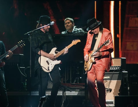 El gran Carlos Santana fue quien recibi&oacute; el primer premio dela noche, en la categor&iacute;a &ldquo;Top Latin: Alb&uacute;m Artista del A&ntilde;o&rdquo;.