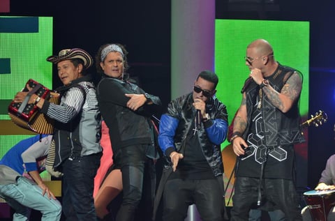 La premiaci&oacute;n continu&oacute; con la participaci&oacute;n de Natalia Jim&eacute;nez, Juli&oacute;n &Aacute;lvarez, Alejandro Sanz, Daddy Yankee, Carlos Vives y Roberto Carlos, aunque una de las m&aacute;s aplaudidas fue la del DJ holand&eacute;s Afrojack, quien comparti&oacute; escenario con Luis Fonsi y Ne-Yo.