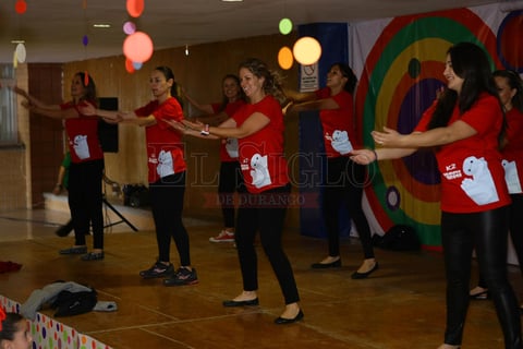Realizaron un festival en donde las mamás participaron en los diferentes números que se organizaron para ese día.