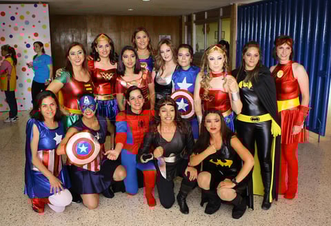 Diversos atuendos, entre ellos de heroínas, lucieron las mamás, quienes recibieron los aplausos de sus hijos.