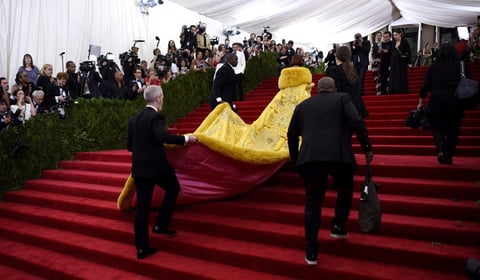 Rihanna sorprendi&oacute; con un vestido-abrigo de cola interminable que le convirti&oacute;, como en su propia canci&oacute;n, en "Princess of China".